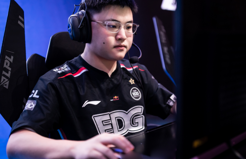 开云体育下载-CLG横扫EDG，Meiko完成史诗逆转宿敌对决淘汰赛，留下经典瞬间的简单介绍