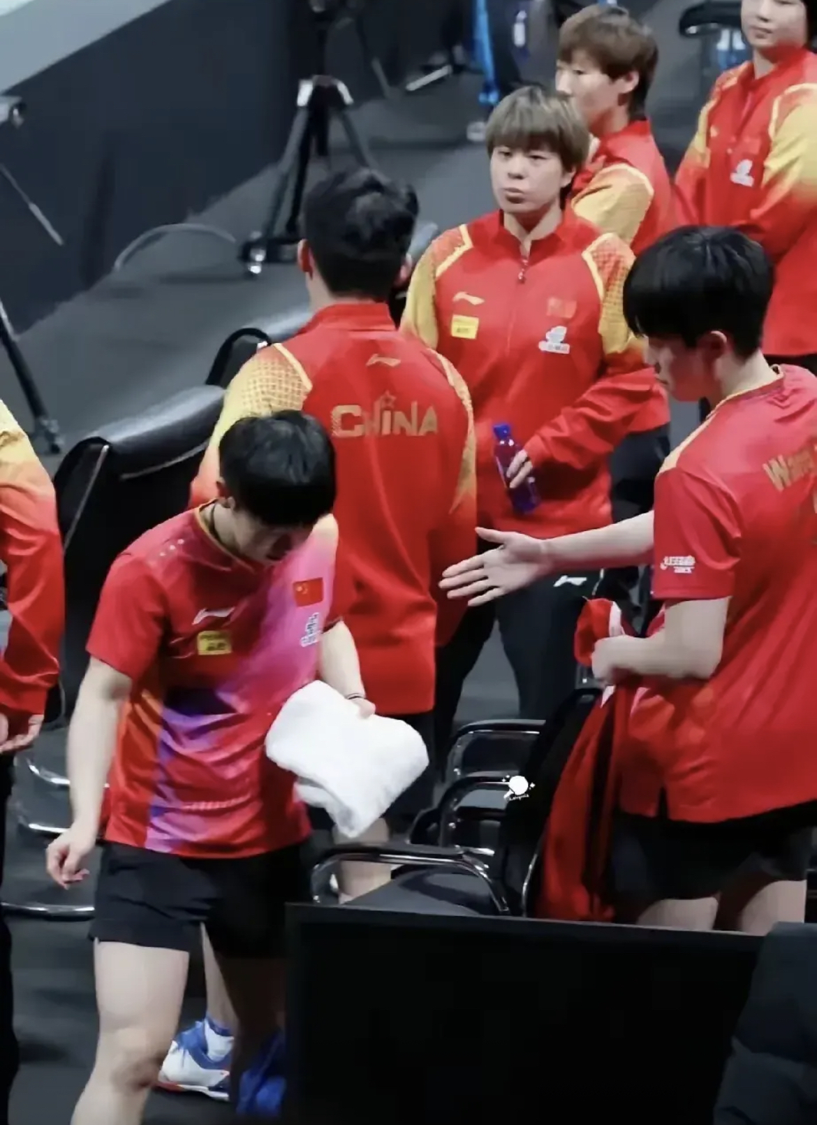 开云体育中国-包含C9翻盘DRX，Meiko极限生还后反打峡谷大战入围赛，点燃全场激情的词条