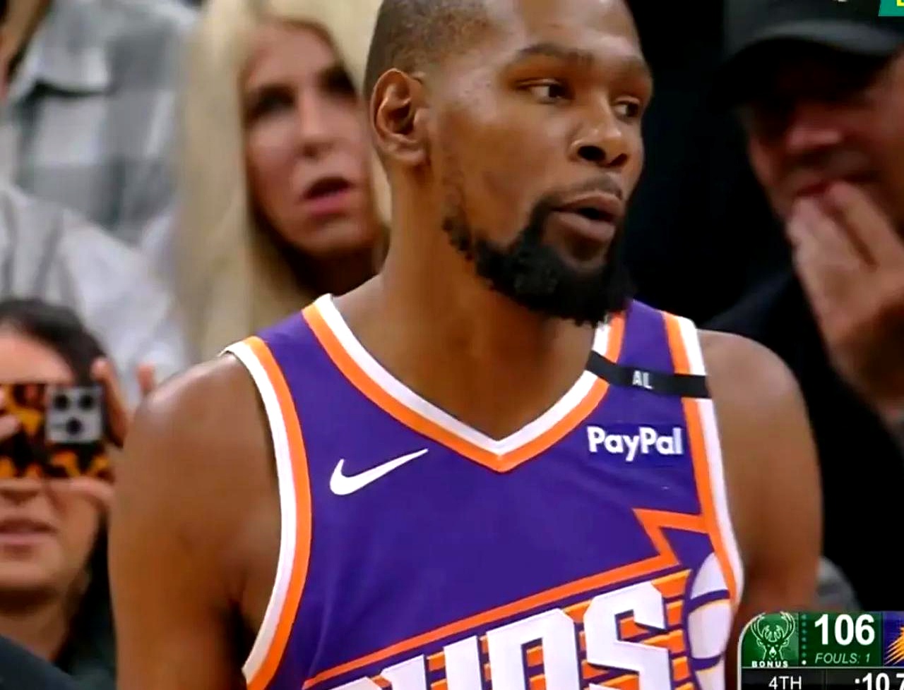 关于巴西男篮血洗澳大利亚男篮，布克绝境逆转的信息