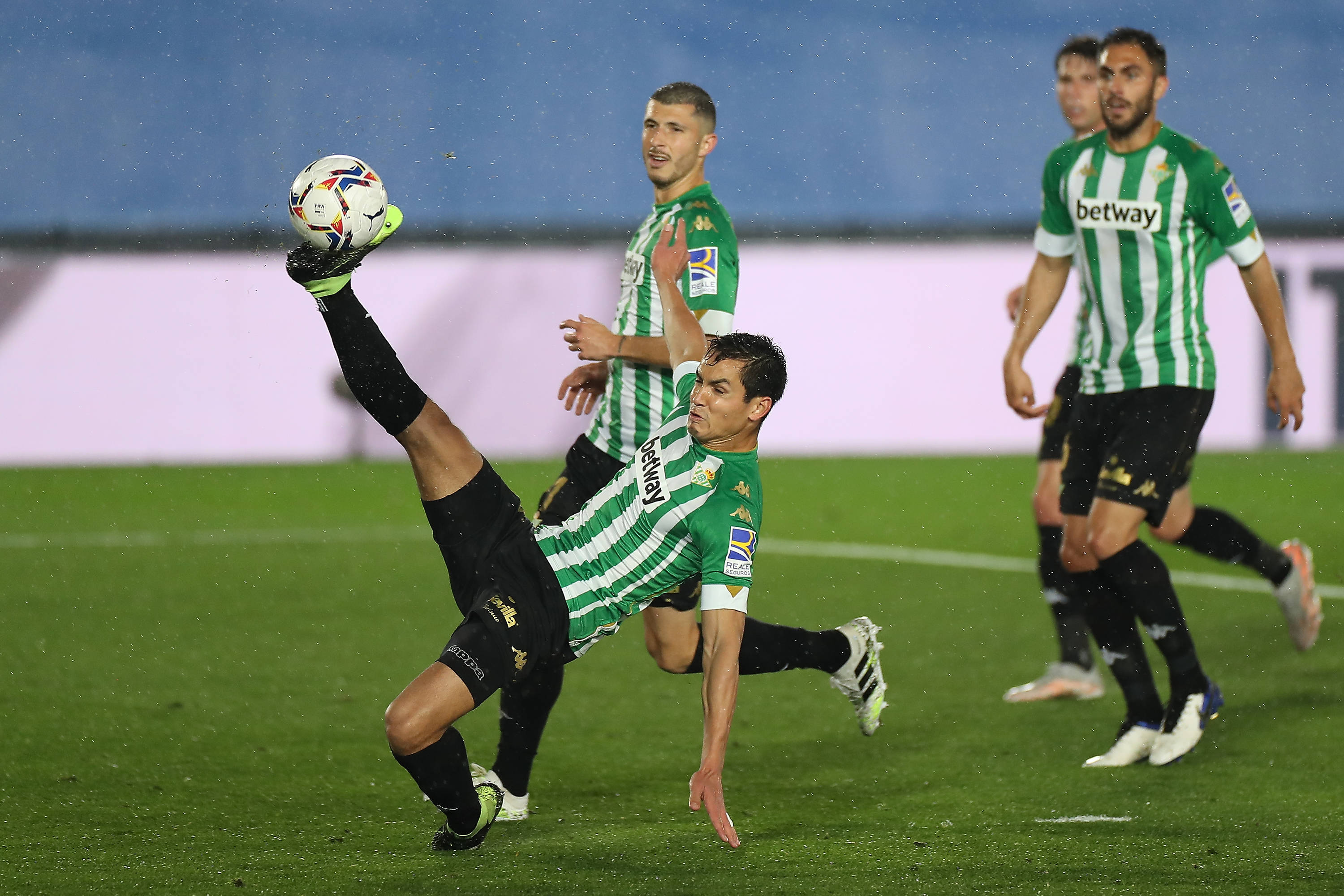 包含比利亚雷亚尔实力不凡，一击夺取胜利的词条