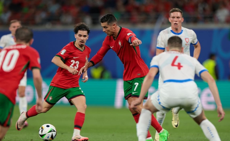 包含葡萄牙力战斯洛文尼亚，全力争胜保榜的词条