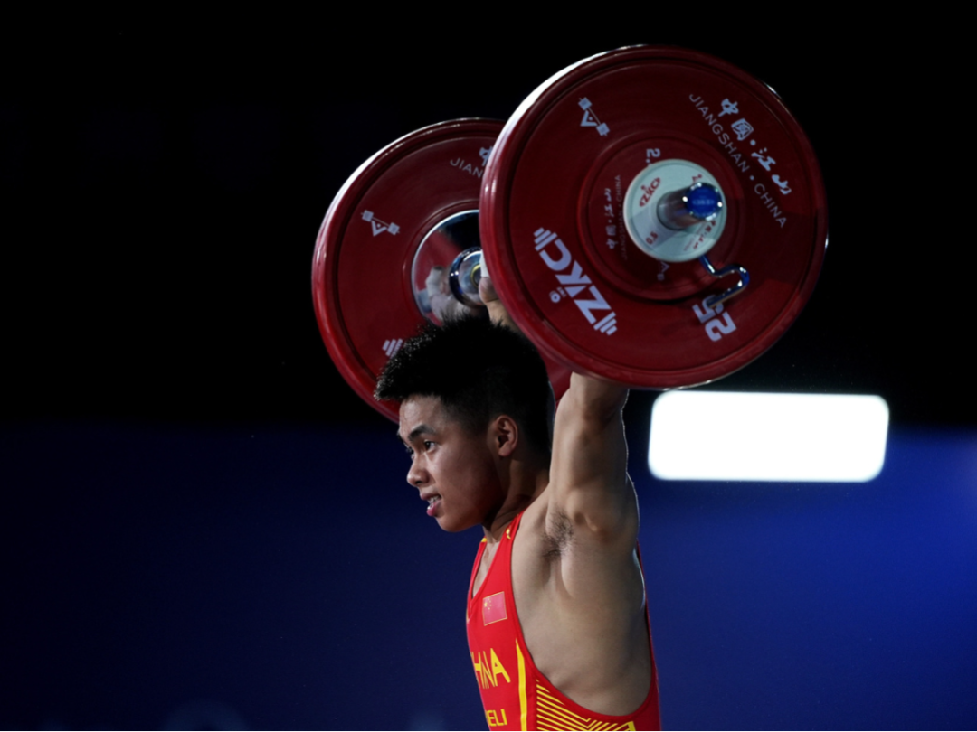 举重选手实力横扫,赢得赞誉又夺冠 举重选手实力横扫,赢得赞誉又夺冠