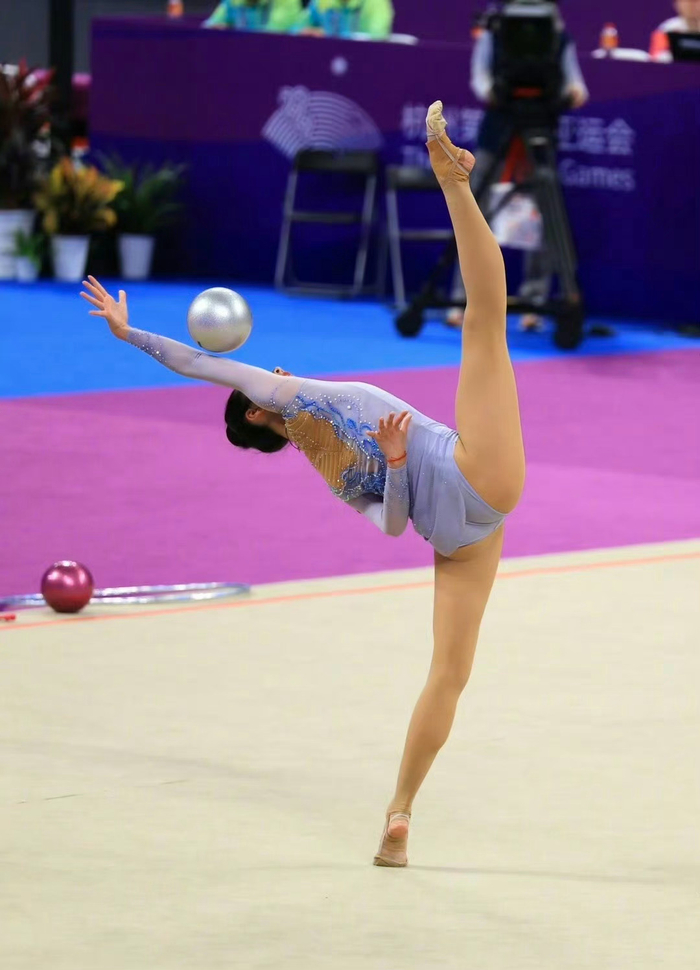 体操选手优美动作获评审高分 体操选手优美动作获评审高分
