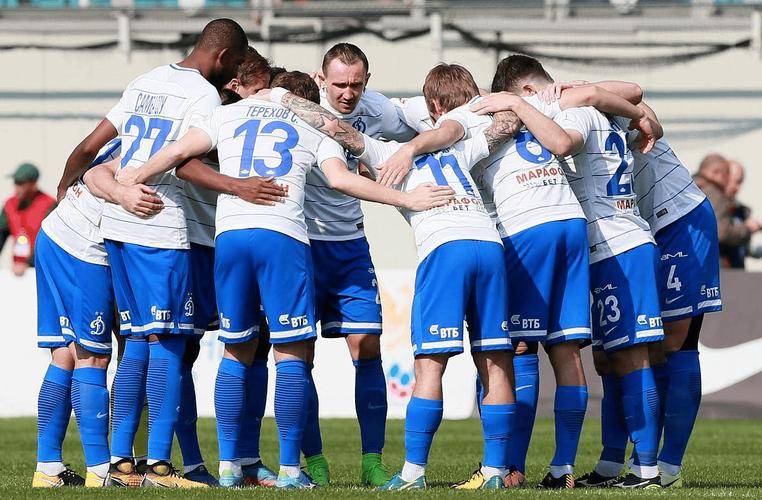 包含阿尔克马尔击败对手取得国际胜利的词条