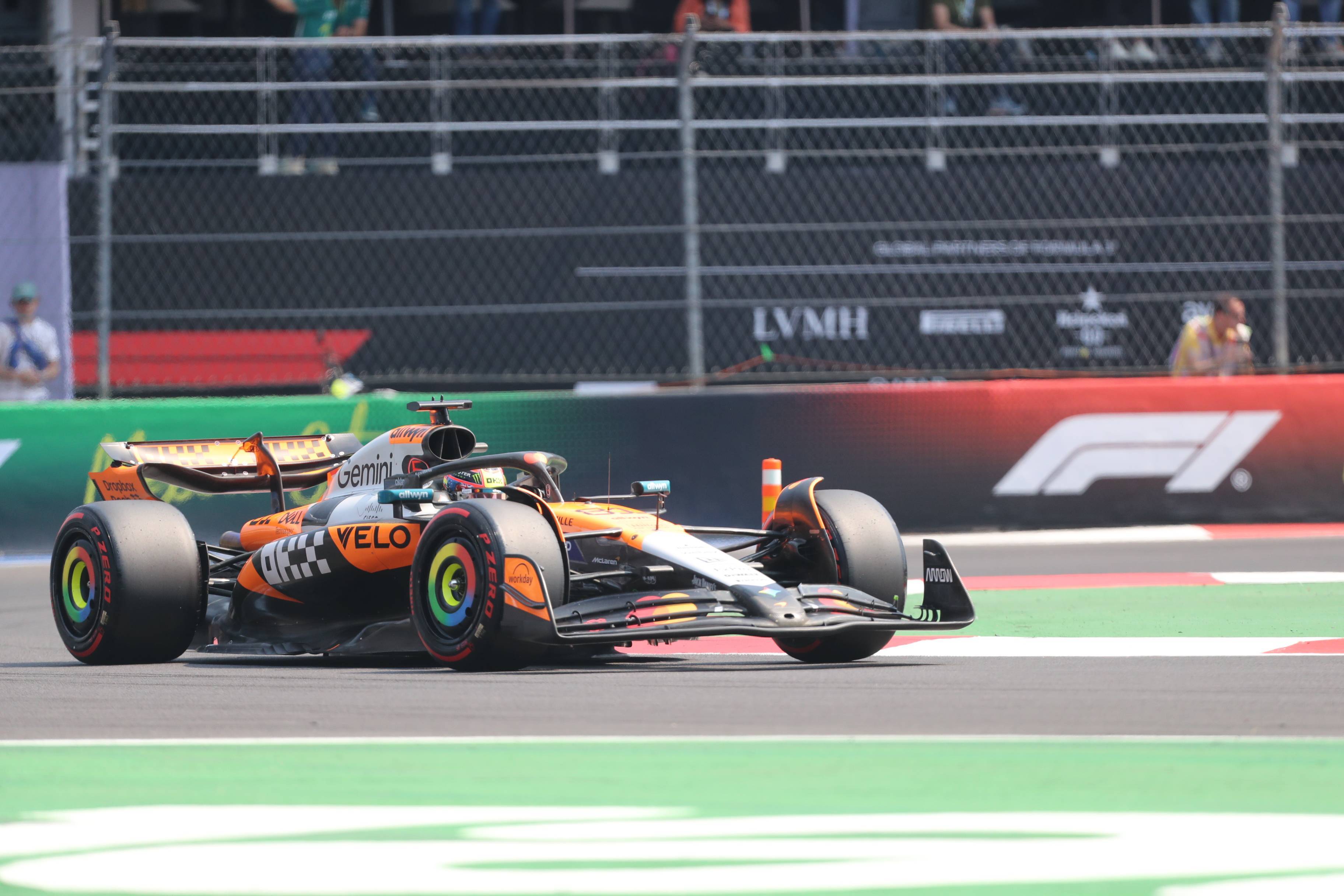 哈斯车队碾压雷诺车队，皮亚斯特里带队取胜