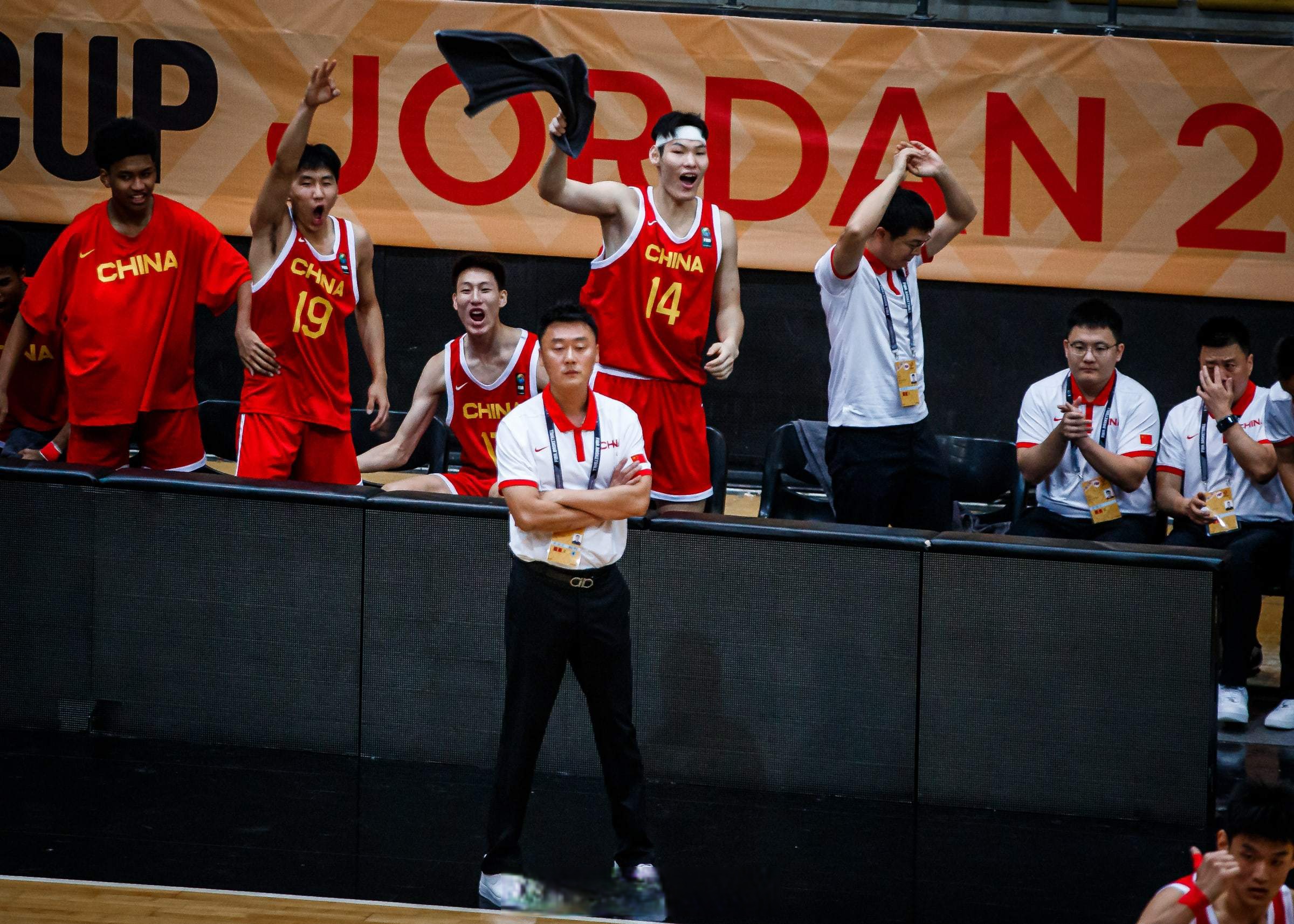 北京队横扫快船，麦科勒姆点燃赛场