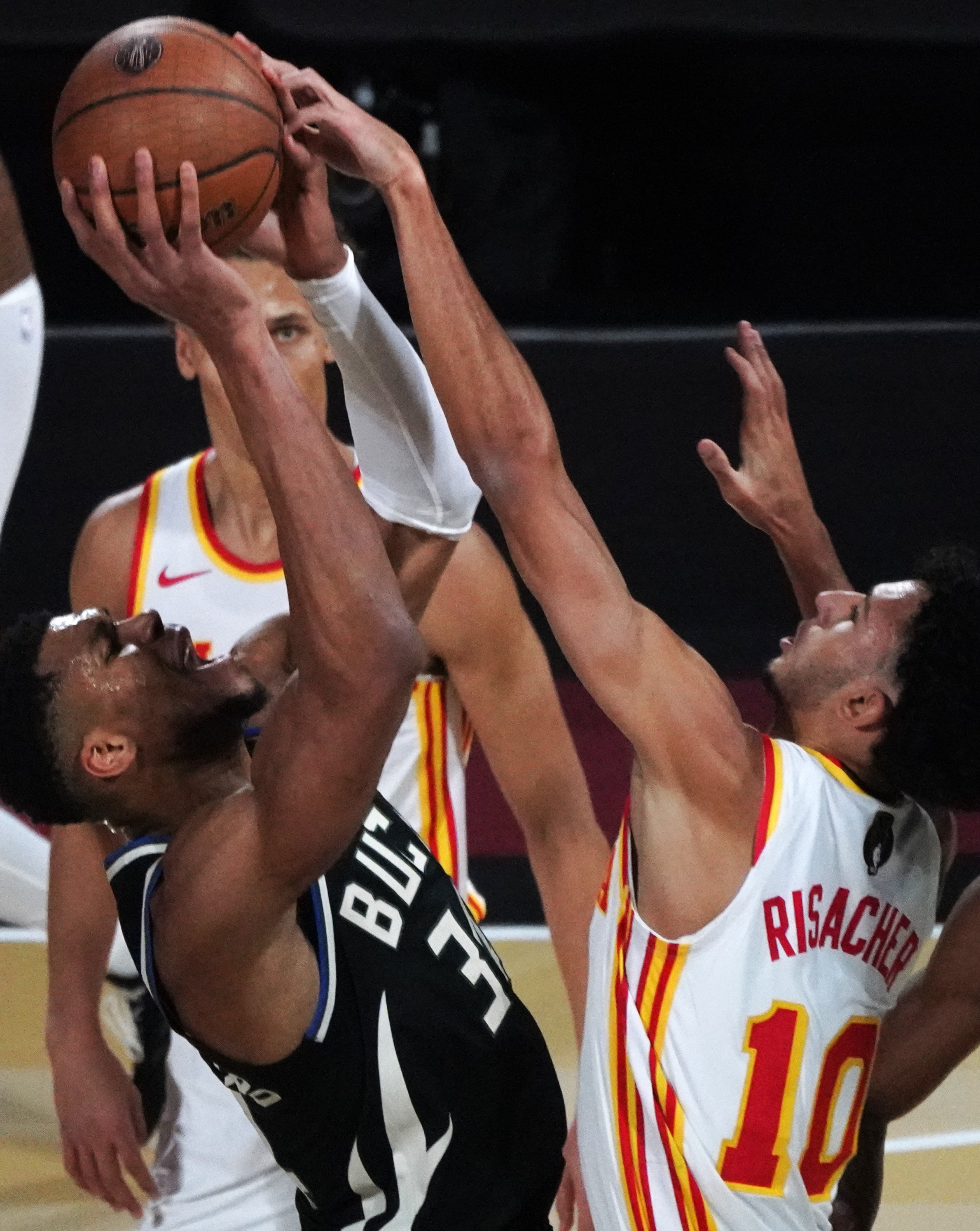 山西队鏖战雄鹿,保罗扛起全队 山西队鏖战雄鹿,保罗扛起全队